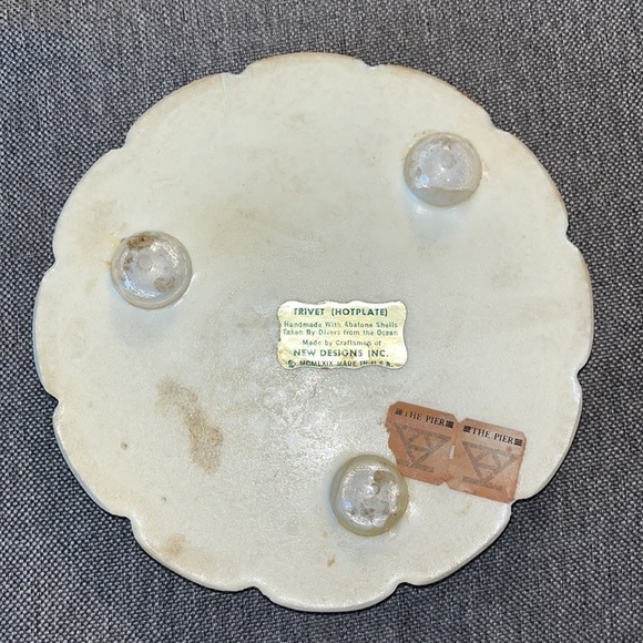 Vintage mid century shell and resin trivet hot plate.  I great vintage condition - Picture 3 of 3
